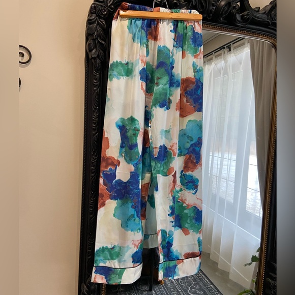 Two piece, satin, multi coloured outfit, with black piping. - Picture 8 of 11